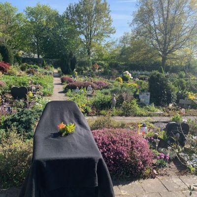 Dierenbegraafplaats Klaverweiden is een persoonlijke begraafplaats waarbij aandacht en rust voorop staan. Te midden van het groen, krijgt uw huisdier een waardige, laatste rustplek.